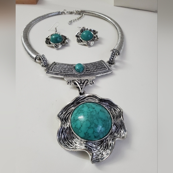 Cleopatra Turquoise Blossom Necklace with Earrings - Picture 6 of 9
